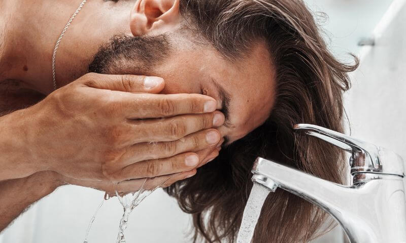 man-using-beard-shampoo